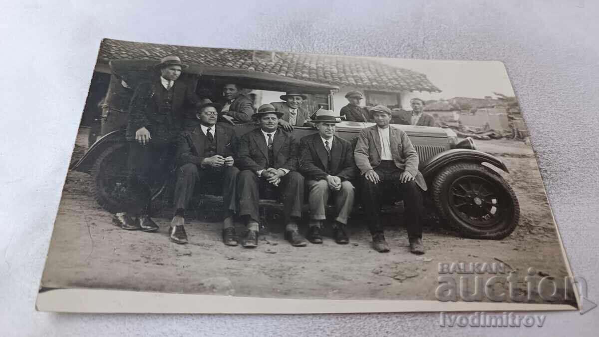 Снимка Мъже с ретро лек автомобил Снимка Мъже с ретро лек автомобил