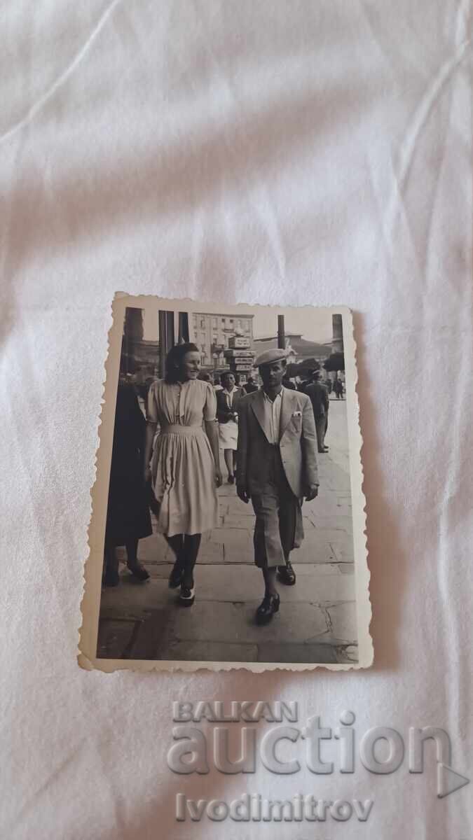 Снимка София Мъж и жена на разходка Снимка София Мъж и жена на разходка