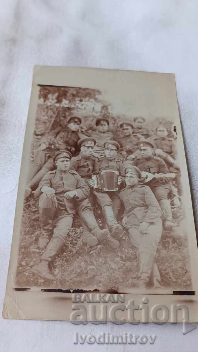 Φωτογραφία Στρατιωτών με ακορντεόν στο μέτωπο του Α' Παγκοσμίου Πολέμου