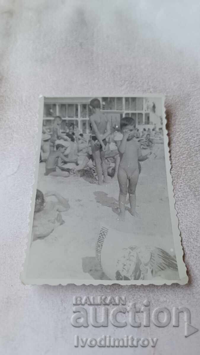 Снимка Малко момченце на плажа