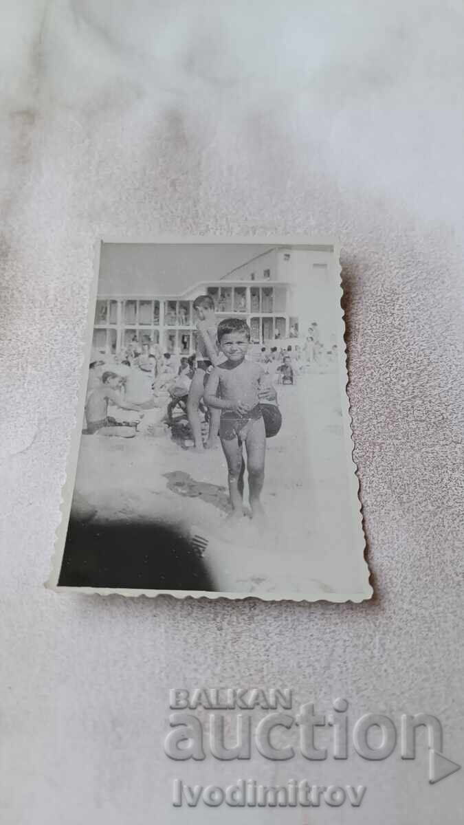 Снимка Малко момченце на плажа Снимка Малко момченце на плажа