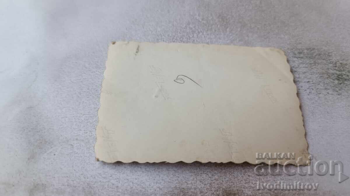 Φωτογραφία Άνδρες γυναίκες και παιδιά στην παραλία με τιμή 1.75 BGN | € 0.89 Φωτογραφία Άνδρες γυναίκες και παιδιά στην παραλία με τιμή 1.75 BGN | € 0.89