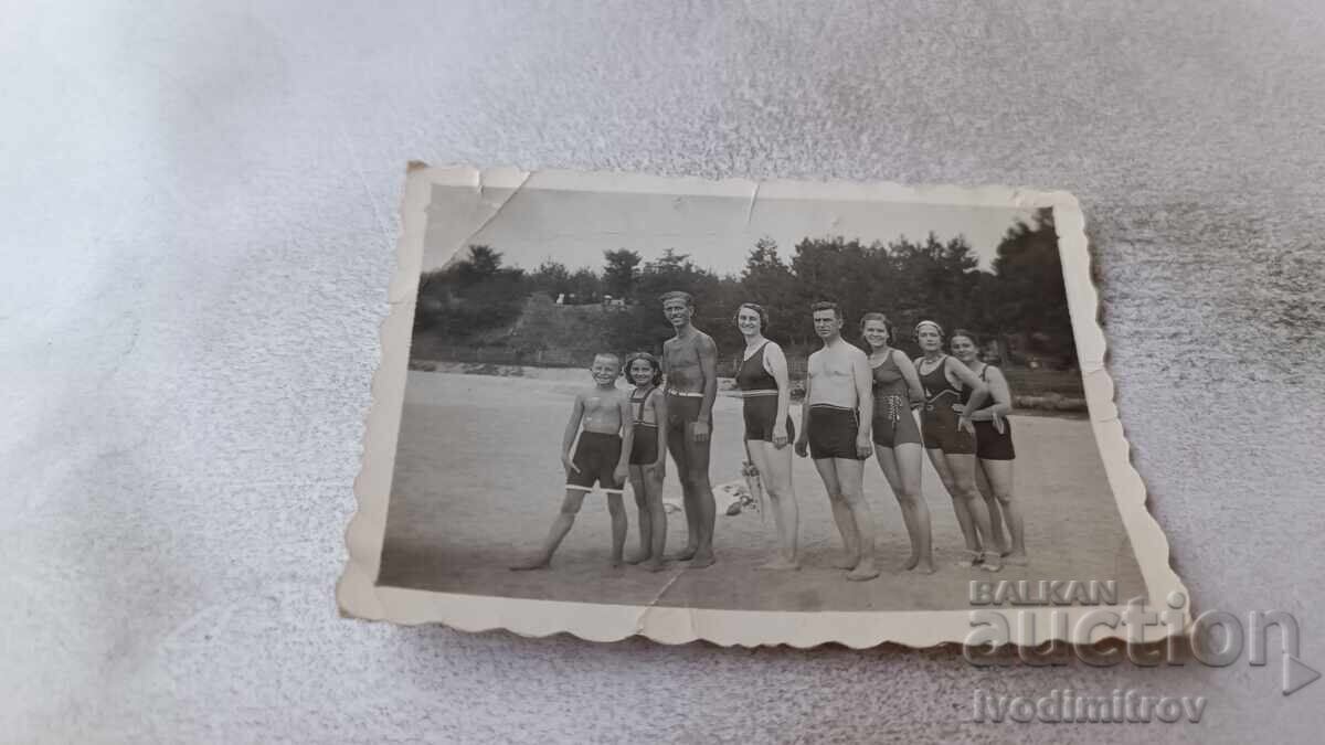 Φωτογραφία Άνδρες γυναίκες και παιδιά στην παραλία Φωτογραφία Άνδρες γυναίκες και παιδιά στην παραλία