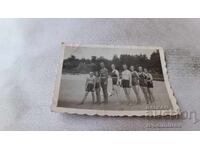 Φωτογραφία Άνδρες γυναίκες και παιδιά στην παραλία