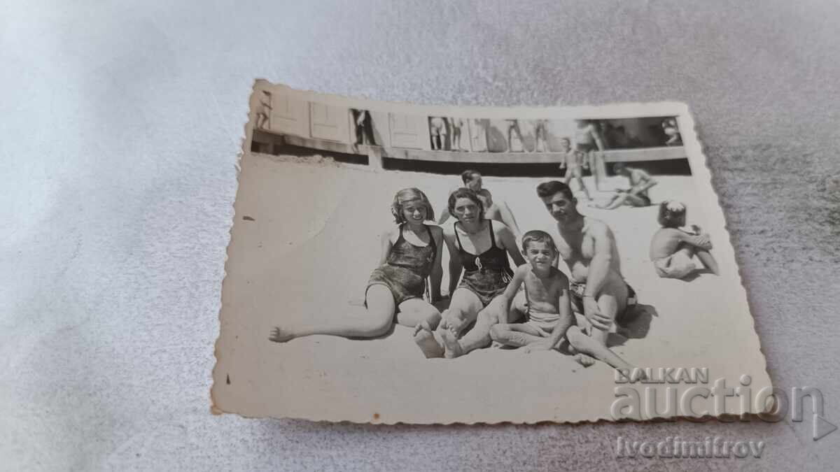 Φωτογραφία Βάρνα Άνδρας γυναίκα αγόρι και κορίτσι στην παραλία 1945 Φωτογραφία Βάρνα Άνδρας γυναίκα αγόρι και κορίτσι στην παραλία 1945