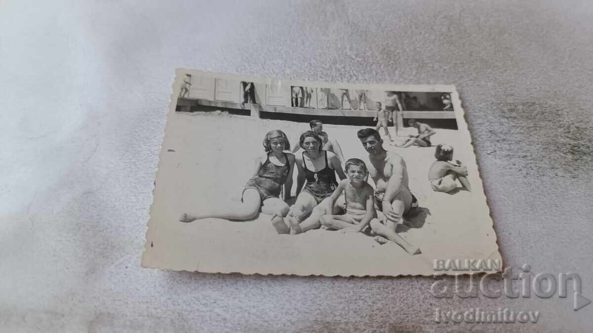 Φωτογραφία Βάρνα Άνδρας γυναίκα αγόρι και κορίτσι στην παραλία 1945 Φωτογραφία Βάρνα Άνδρας γυναίκα αγόρι και κορίτσι στην παραλία 1945