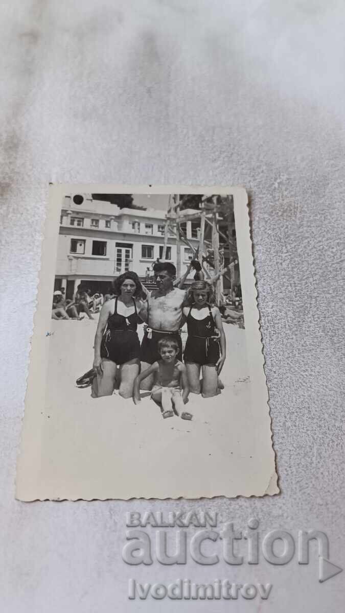 Φωτογραφία Βάρνα Άνδρας γυναίκα αγόρι και κορίτσι στην παραλία 1945 Φωτογραφία Βάρνα Άνδρας γυναίκα αγόρι και κορίτσι στην παραλία 1945