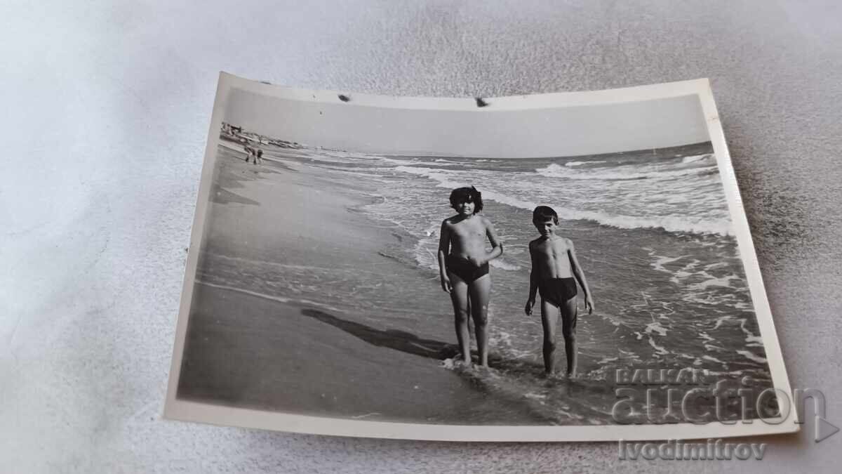 Foto Doi băieți pe plajă Foto Doi băieți pe plajă