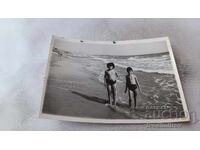 Foto Doi băieți pe plajă