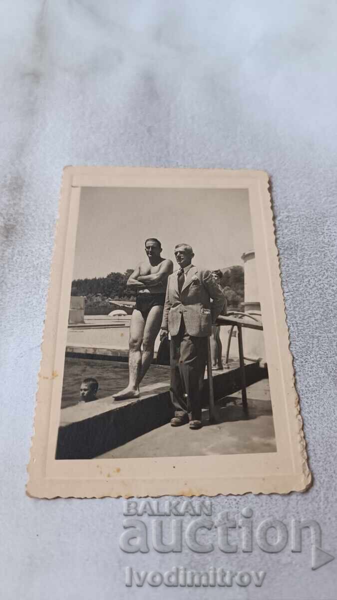 Fotografie Băi Ludjene Doi bărbați la piscină