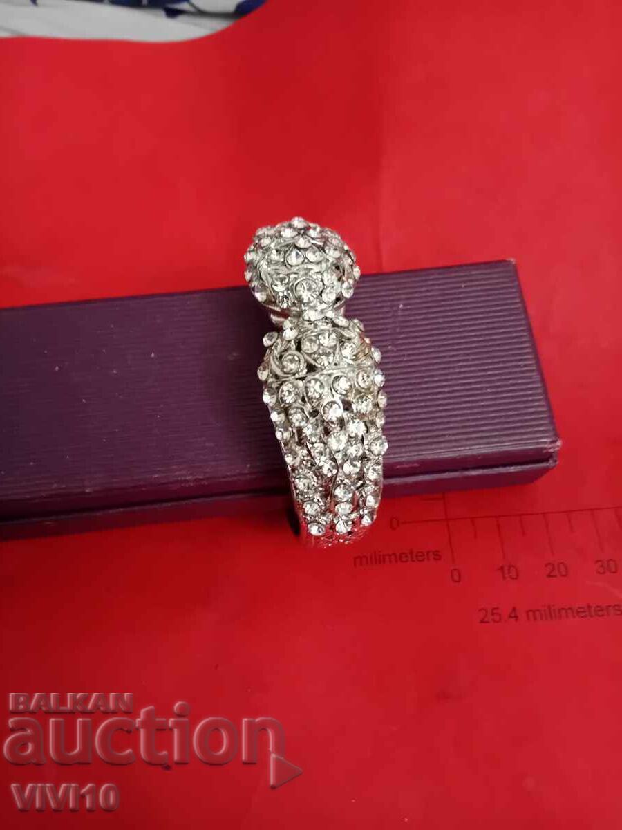 Brățară veche cu pietre cu preț 20.00 BGN | € 10.23