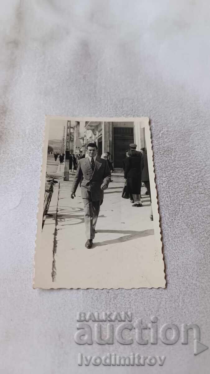 Снимка София Мъж на разходка 1954