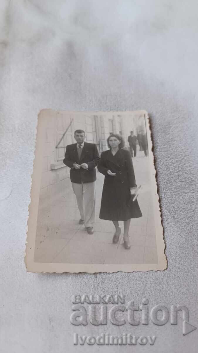 Φωτογραφία Σοφία Άνδρας και γυναίκα στο πεζοδρόμιο Φωτογραφία Σοφία Άνδρας και γυναίκα στο πεζοδρόμιο