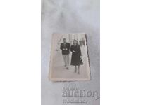 Φωτογραφία Σοφία Άνδρας και γυναίκα στο πεζοδρόμιο