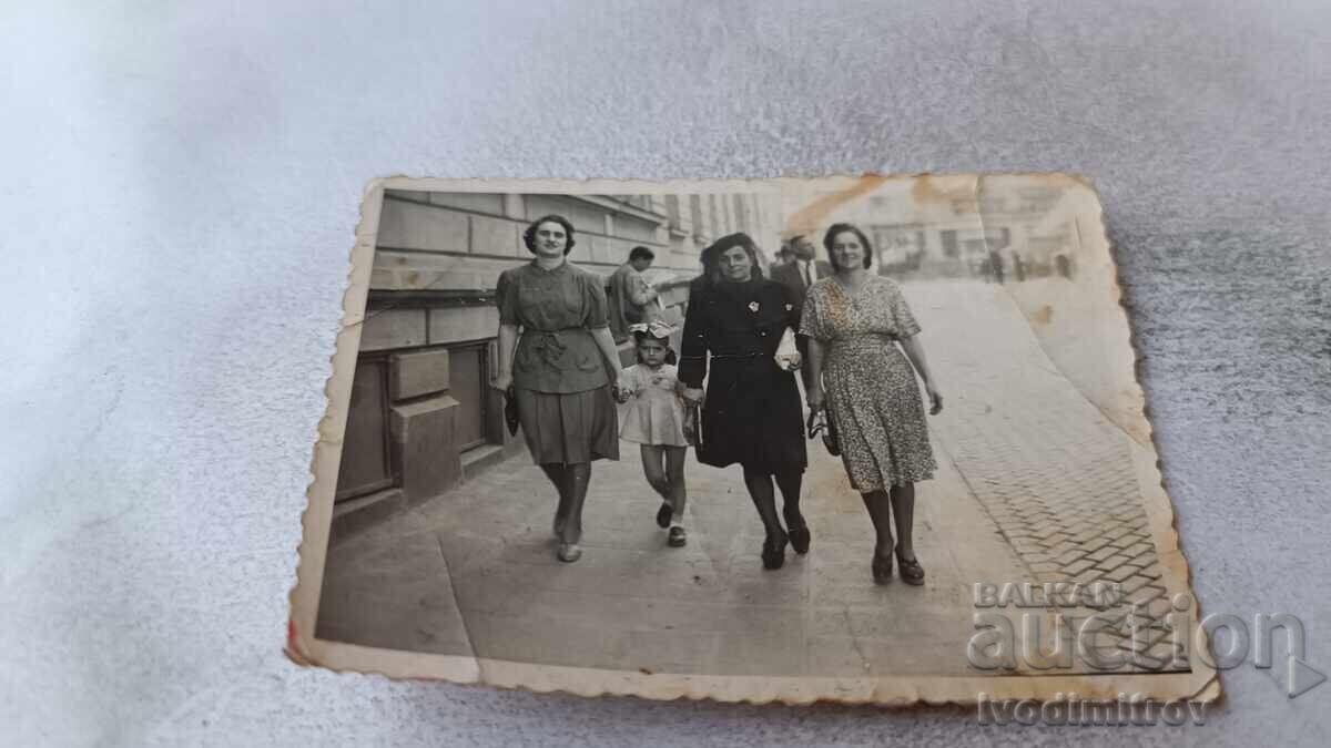 Φωτογραφία Σόφιας Τρεις γυναίκες και ένα μικρό κορίτσι σε βόλτα 1942 Φωτογραφία Σόφιας Τρεις γυναίκες και ένα μικρό κορίτσι σε βόλτα 1942