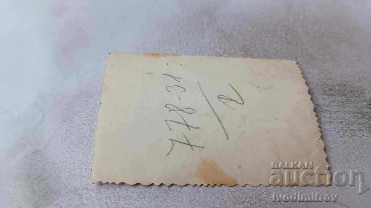 Φωτογραφία Σόφια Δύο γυναίκες και κορίτσι μπροστά από το Δικαστικό Μέγαρο με τιμή 1.85 BGN | € 0.95