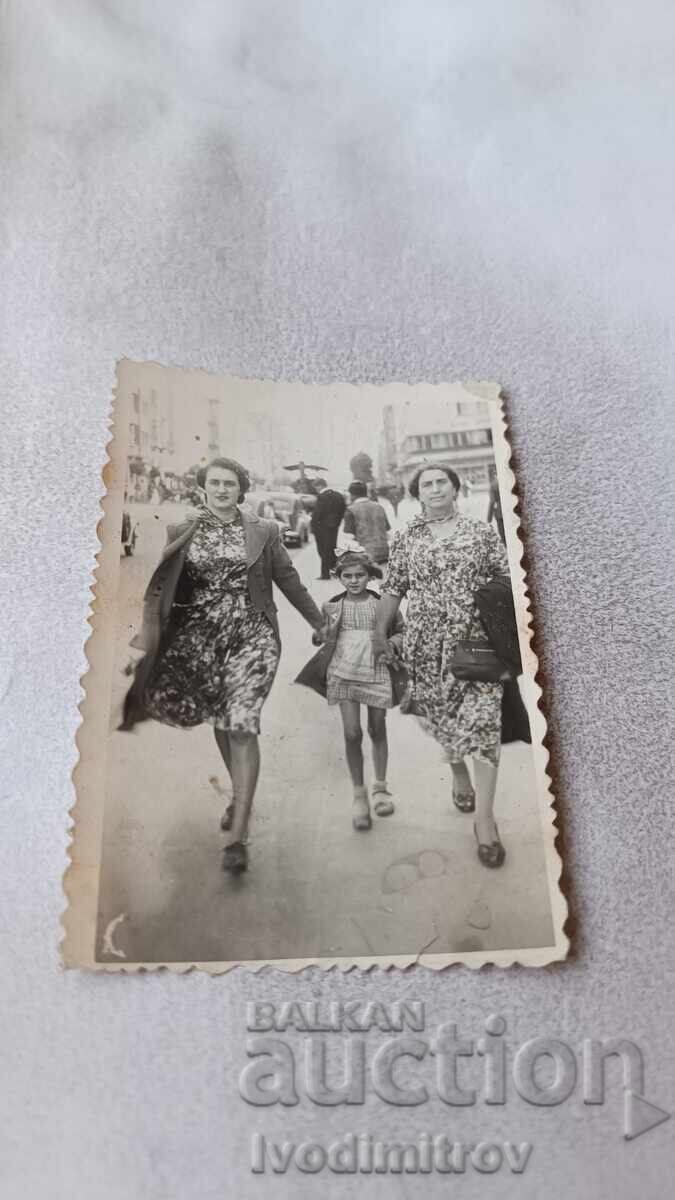 Φωτογραφία Σόφια Δύο γυναίκες και κορίτσι μπροστά από το Δικαστικό Μέγαρο