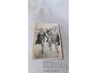 Φωτογραφία Σόφια Δύο γυναίκες και κορίτσι μπροστά από το Δικαστικό Μέγαρο