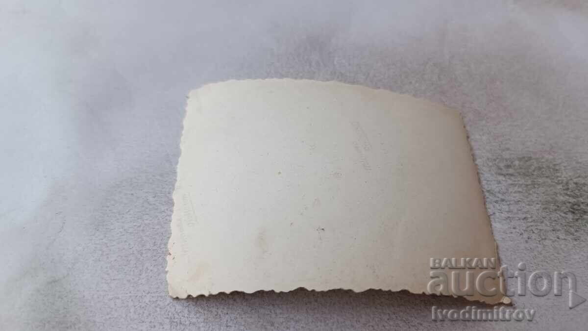 Φωτογραφία Γυναίκας και μικρού αγοριού στον δρόμο με τιμή 2.35 BGN | € 1.20