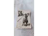 Φωτογραφία Γυναίκας και μικρού αγοριού στον δρόμο