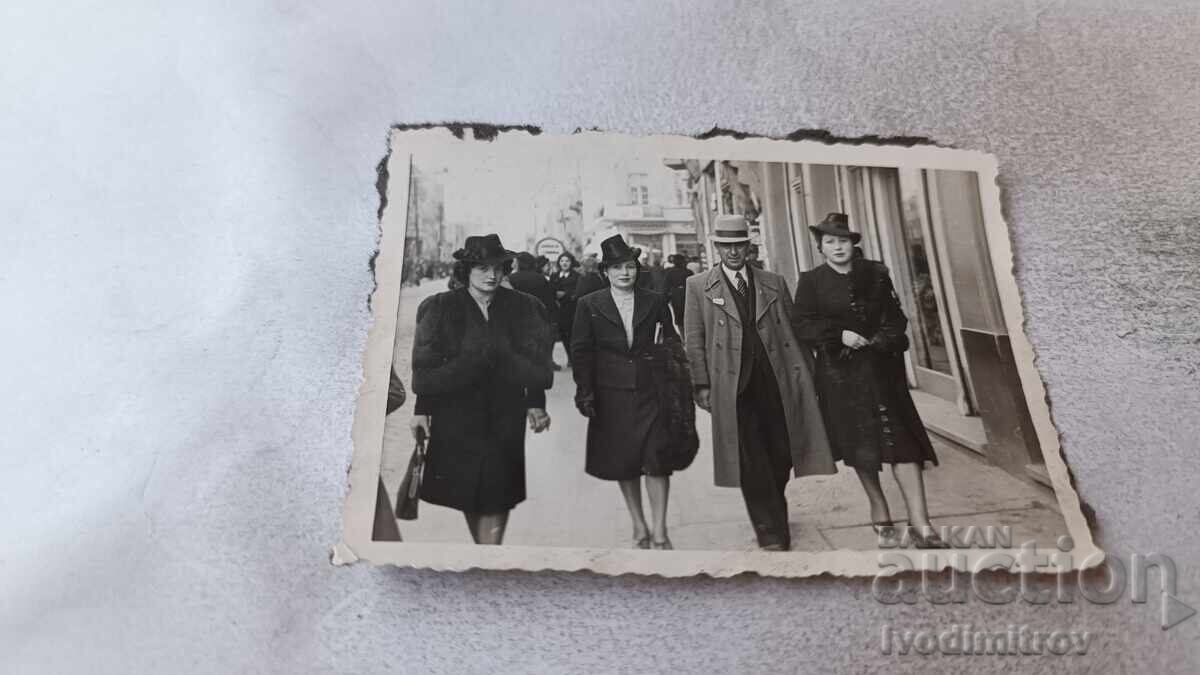 Photo Sofia A man and three women on a walk Photo Sofia A man and three women on a walk