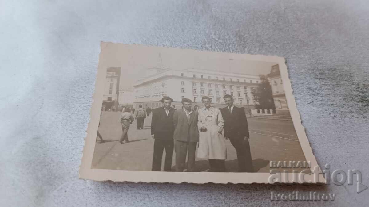 Photo Sofia Four men in front of the Georgi Dimitrov Mausoleum