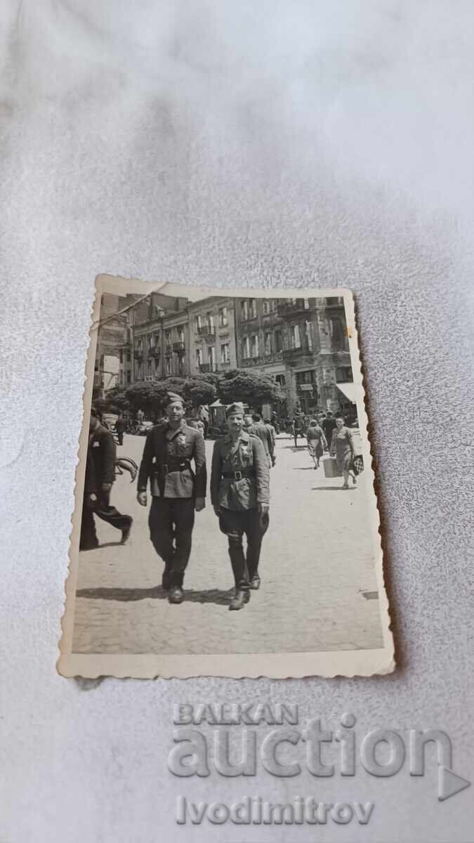Φωτογραφία Σόφιας Δύο αξιωματικοί με σταυρούς ανδρείας