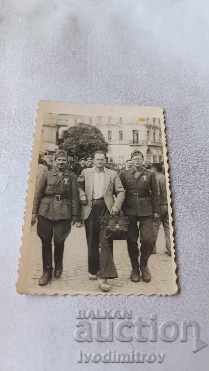 Φωτογραφία Σόφιας, άνδρας και δύο αξιωματικοί με σταυρούς ανδρείας