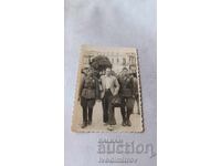 Fotografie Sofia: Un bărbat și doi ofițeri cu cruci pentru curaj