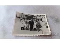 Φωτογραφία Σοφία Πέντε άνδρες στο πεζοδρόμιο