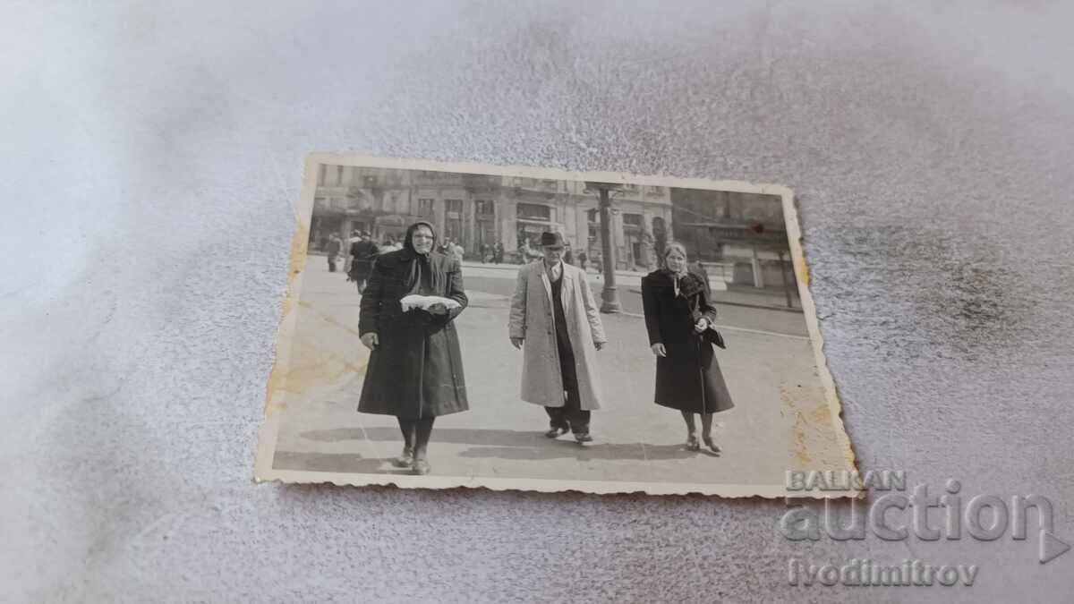 Φωτογραφία Σοφία Ένας άνδρας και δύο γυναίκες σε μια βόλτα