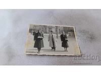 Φωτογραφία Σοφία Ένας άνδρας και δύο γυναίκες σε μια βόλτα