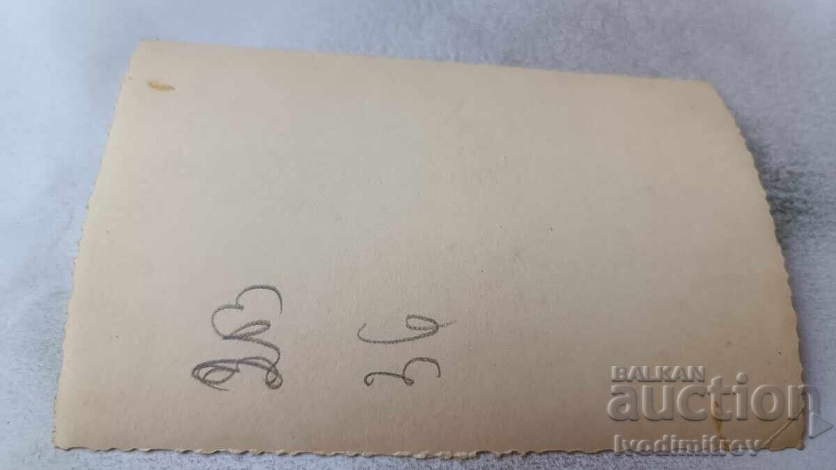 Fotografie Sofia Bărbat și femeie în fața monumentului Armatei Sovietice cu preț 1.85 BGN | € 0.95