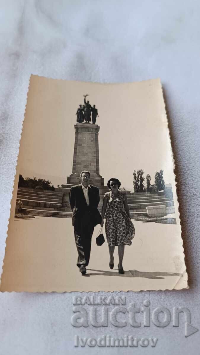 Fotografie Sofia Bărbat și femeie în fața monumentului Armatei Sovietice