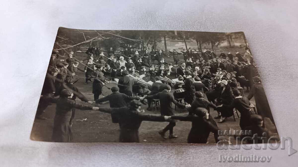 Fotografie Sofia Eleve în curtea internatului școlii 1930