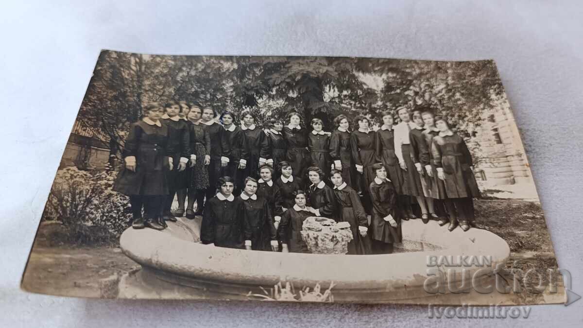 Φωτογραφία Μαθήτριες σε και γύρω από σιντριβάνι 1930