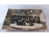 Fotografie eleve în și în jurul fântânii 1930