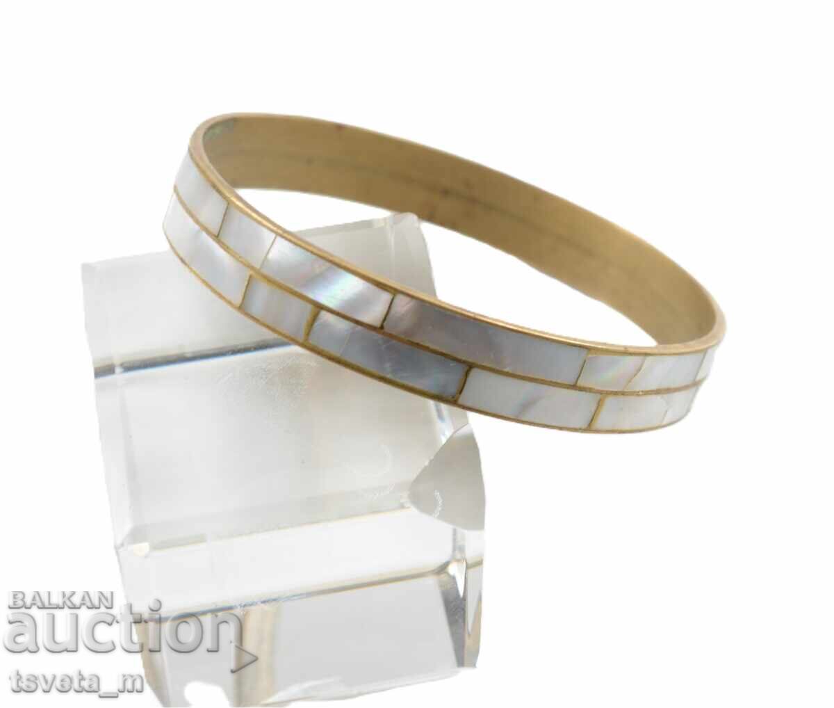 Vintage bracelet with ornaments and mother-of-pearl jewelry vintage bracelet with price 6.00 BGN | € 3.07