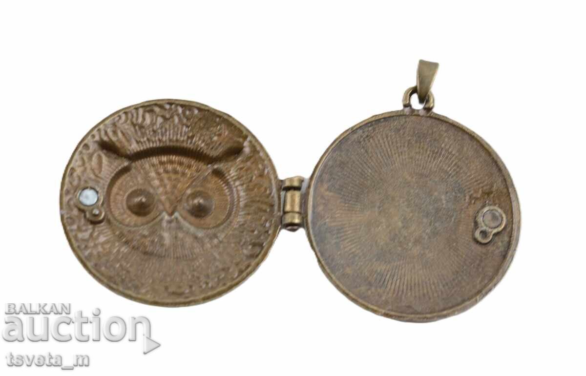 Pandantiv medalion în formă de bufniță cu preț 3.00 BGN | € 1.53 Pandantiv medalion în formă de bufniță cu preț 3.00 BGN | € 1.53