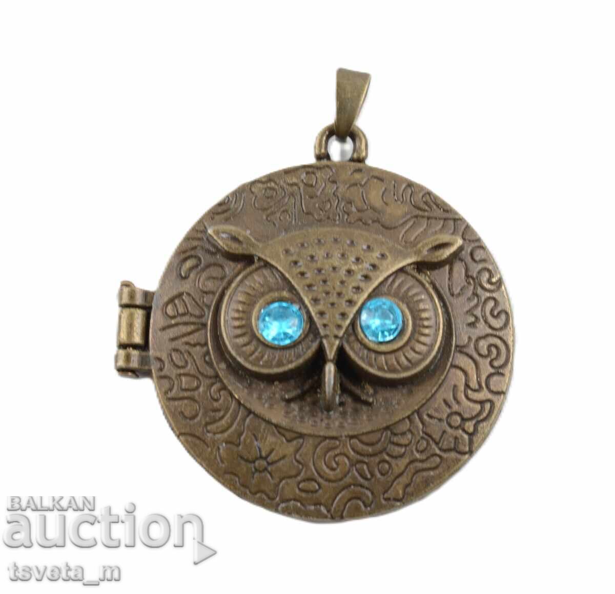 Pandantiv medalion în formă de bufniță Pandantiv medalion în formă de bufniță