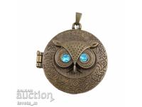 Owl-shaped pendant necklace