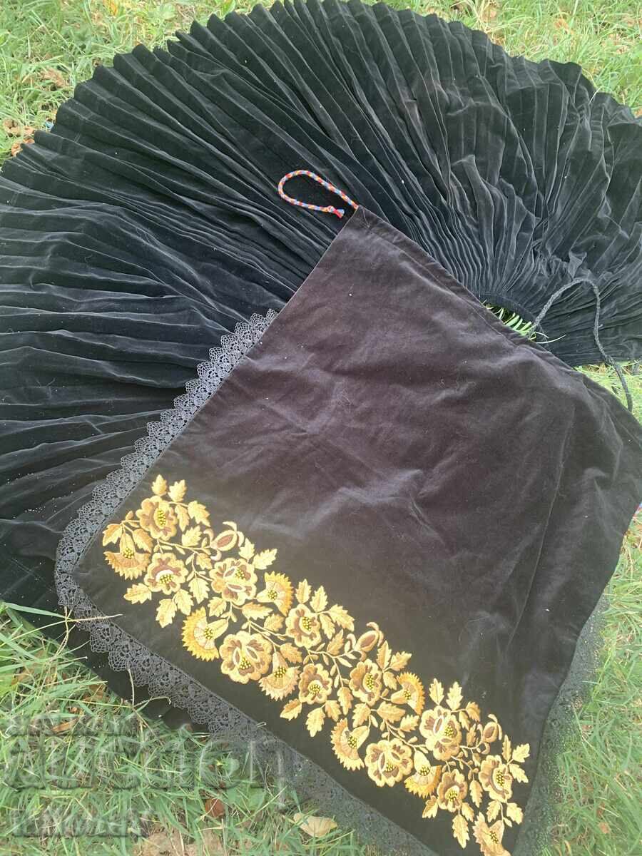 Βιδίνσκι σετ από βελούδο - μπρουσάκι και ποδιά με τιμή 320.00 BGN | € 163.61