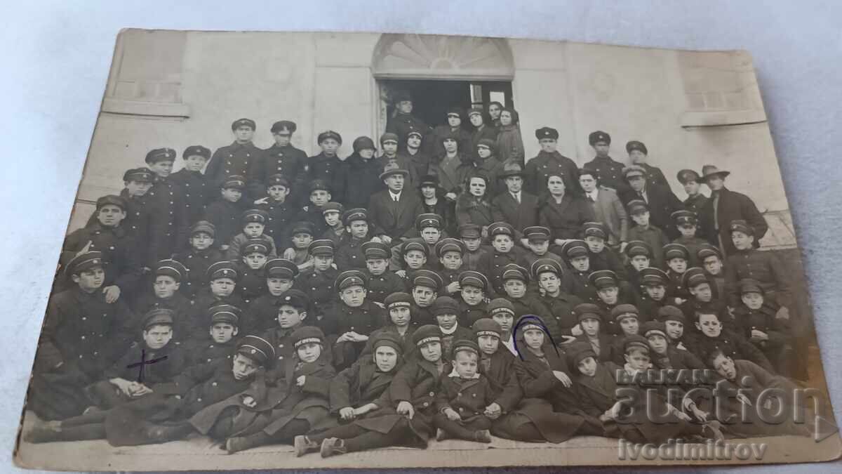 Photo of Students with their Teachers 1927