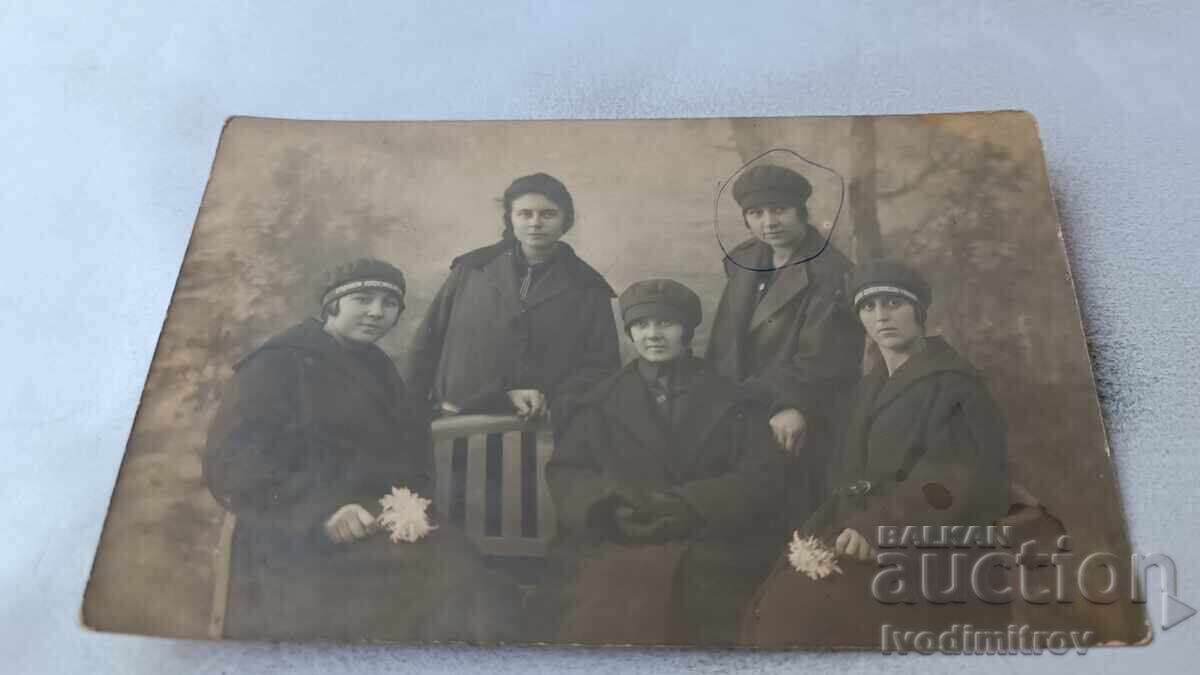 Φωτογραφία Πέντε νεαρών κοριτσιών στο πάρκο 1924