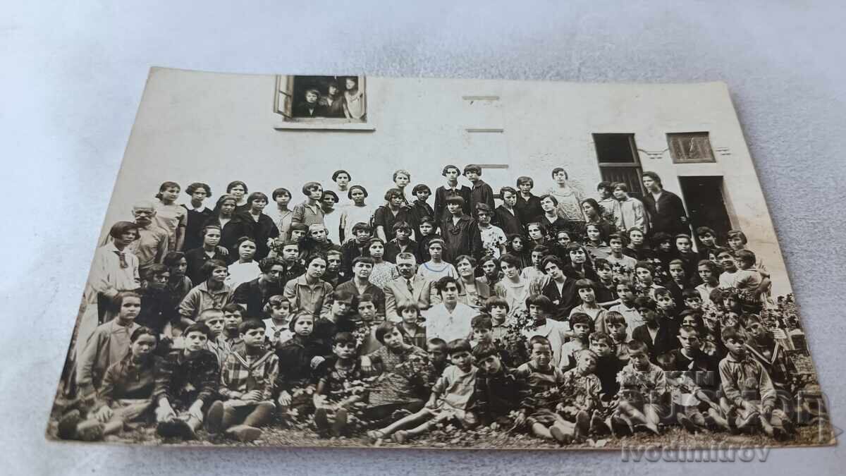 Снимка Ученици със своята учителка