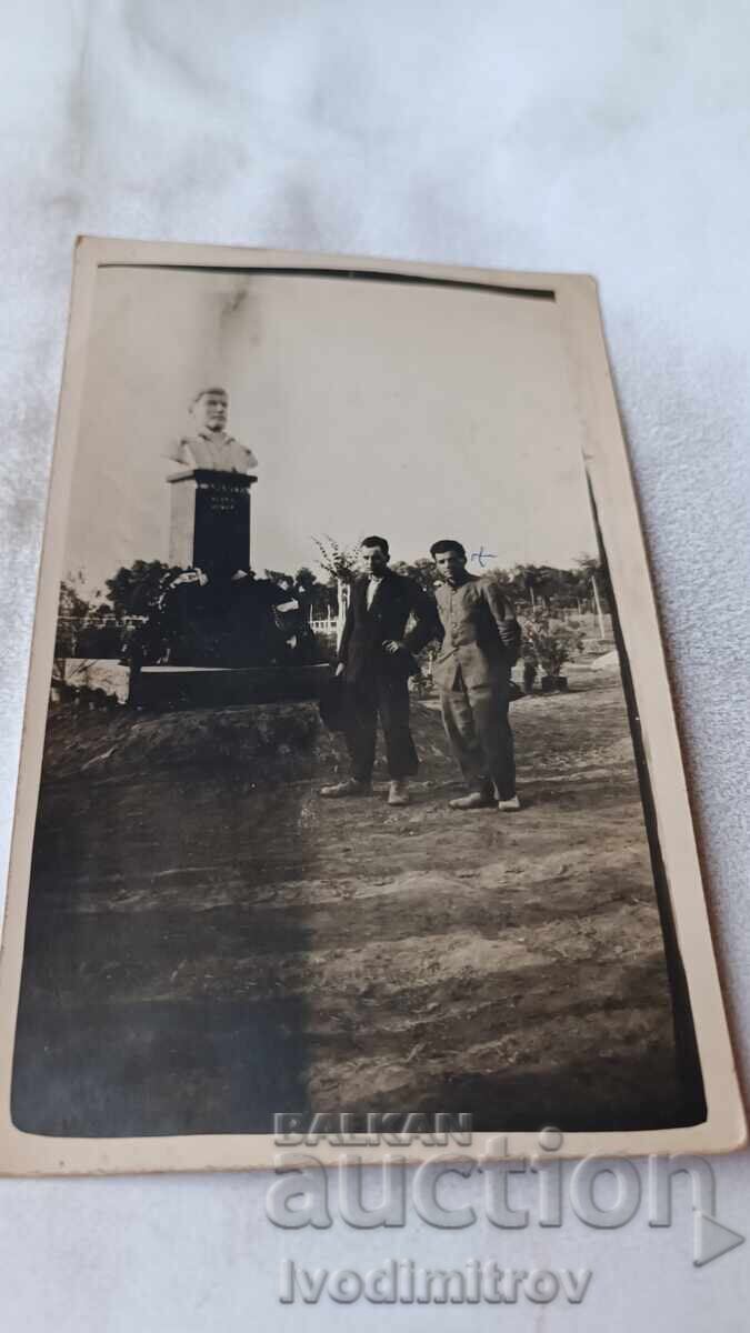 Φωτογραφία Yambolŭ Δύο άνδρες μπροστά στο μνημείο του Γκεόργκι Ντράζεφŭ