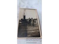 Φωτογραφία Yambolŭ Δύο άνδρες μπροστά στο μνημείο του Γκεόργκι Ντράζεφŭ