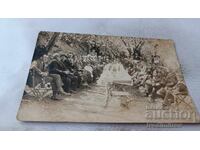 Φωτογραφία Βάρνα Άνδρες γυναίκες και παιδιά στο τραπέζι στο δάσος 1924