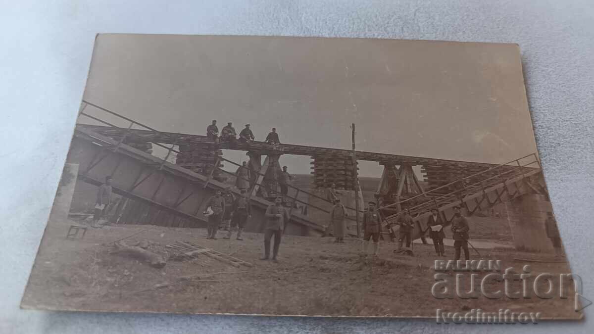 Снимка Офицери и войници на мост на турската граница