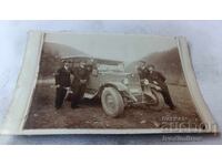 Φωτογραφία Νέων ανδρών με ρετρό αυτοκίνητο με αριθμό κυκλοφορίας Πλ 239